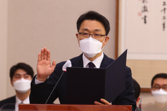 김진욱 초대 고위공직자범죄수사처(공수처) 처장. 사진은 지난 19일 국회 법제사법위원회에서 열린 인사청문회에 출석, 증인 선서를 하는 모습.
